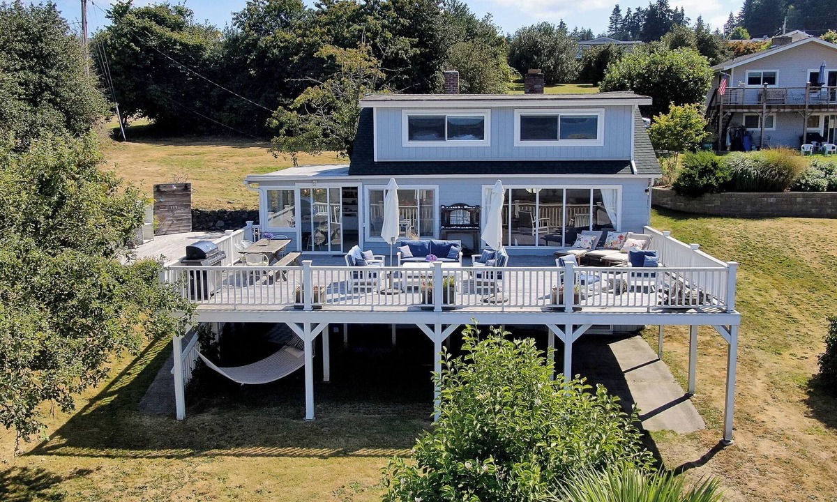 Clinton House | Charming 4-bedroom house overlooking the bay, Wifi, and easy beach access.