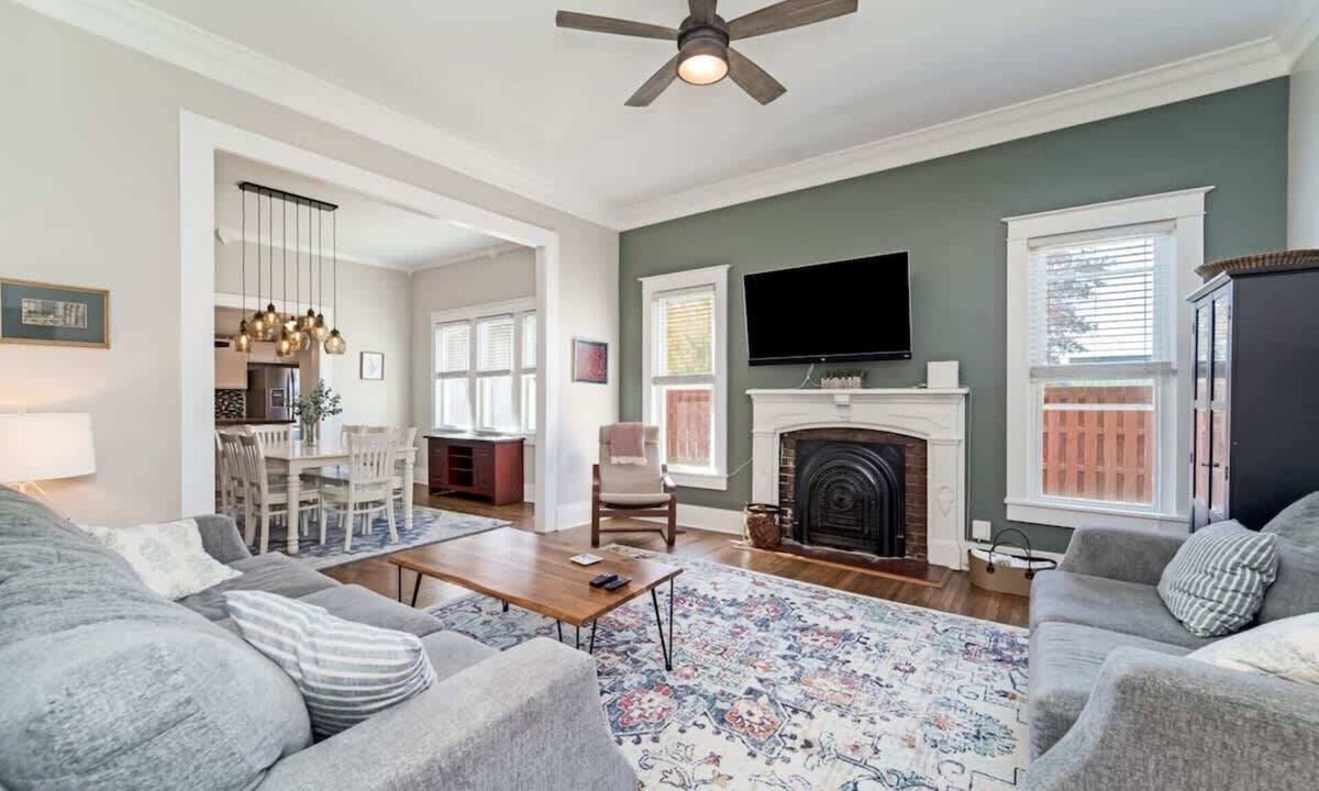 Dickson House | Charming Craftsman Home in Dickson | Pet Friendly