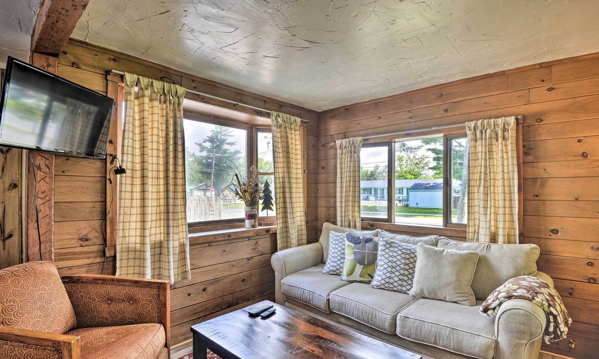 Old Forge House | Charming Old Forge Home - Walk to Town & River!