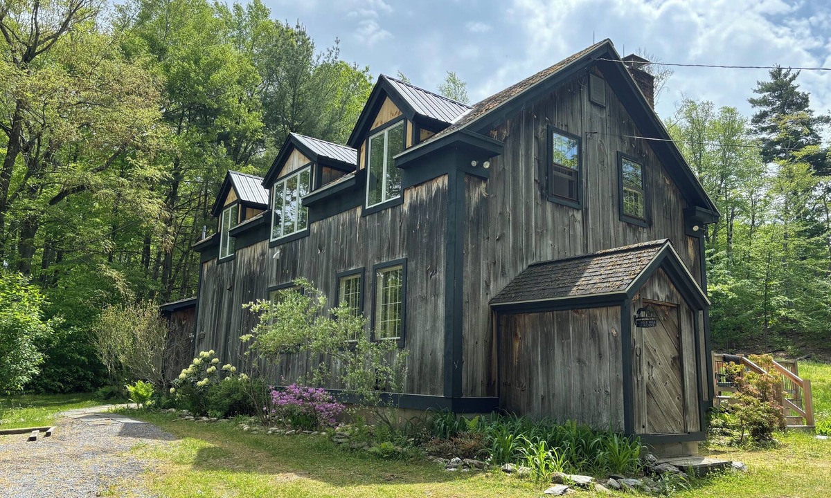 Arlington House | Charming Vermont Retreat with Mountain Views and Ski Proximity. Pet-Friendly!