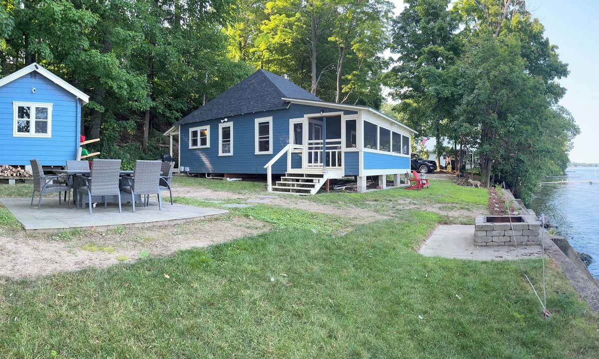 St. Albans Cottage | Charming water-front cottage & guest house comfortably sleeps 8 with WiFi, AC