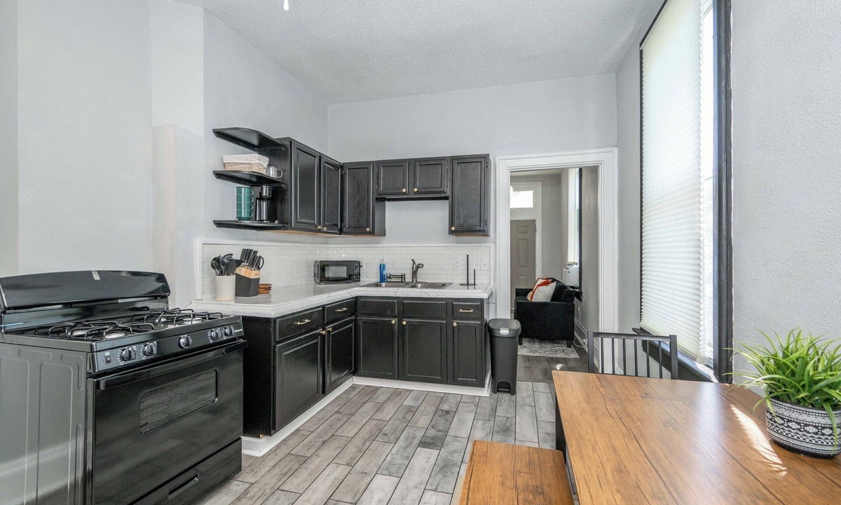 Walnut Hills House | Chic Modern Gem w/Style Suites – Stunning Duplex in Desirable Walnut Hills!