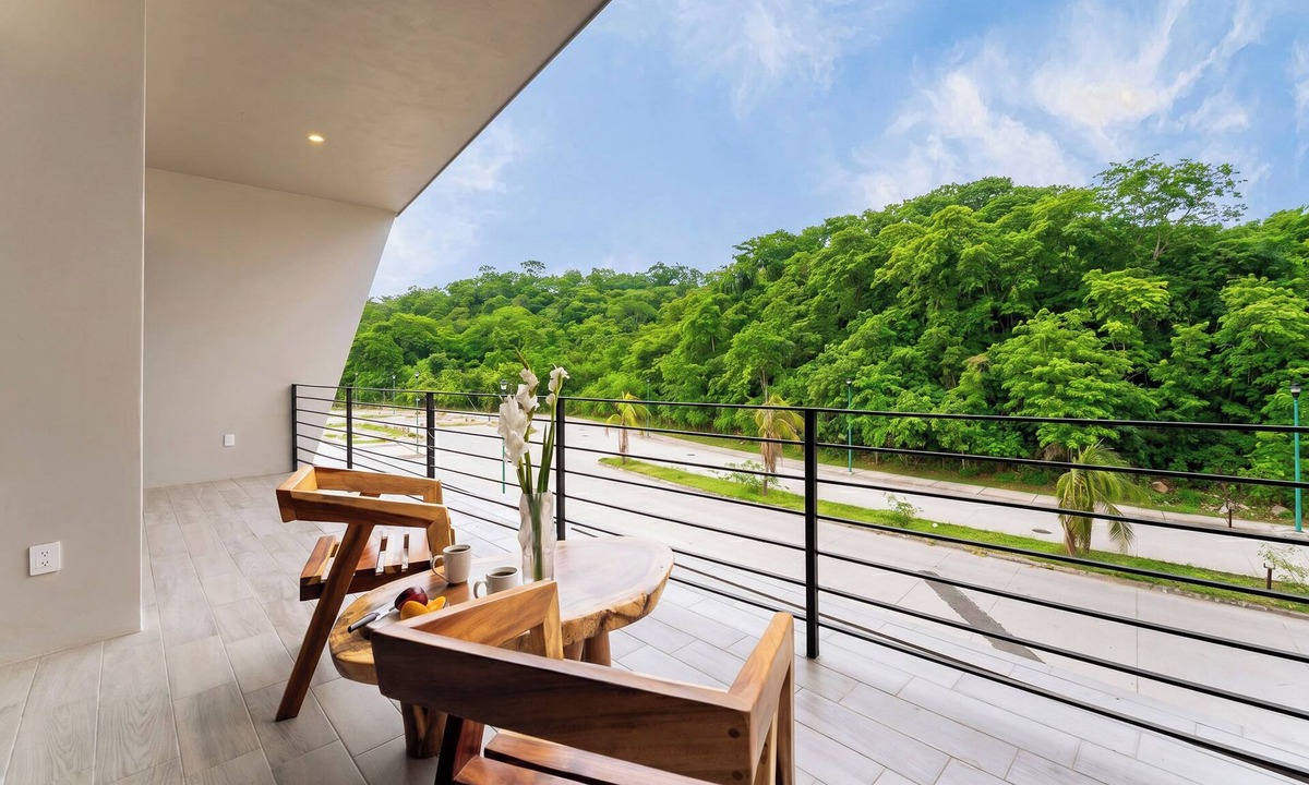 L Condo | Chic Second Level 2BR | Beach & Town Nearby
