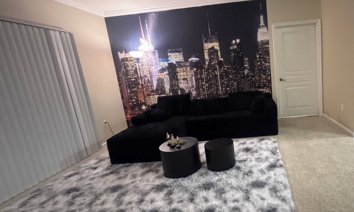 Valencia Apartment | Chic two bedroom two bath SiX FLAGS.