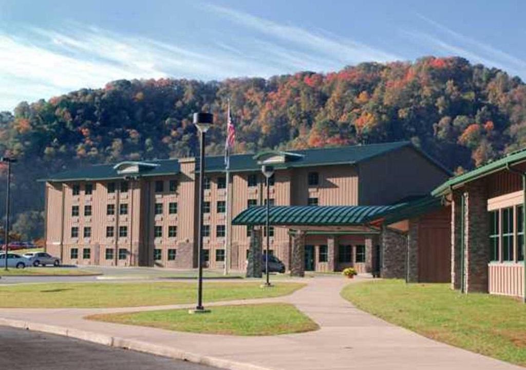 Henlawson Cabin | Chief Logan Lodge Hotel & Conference
