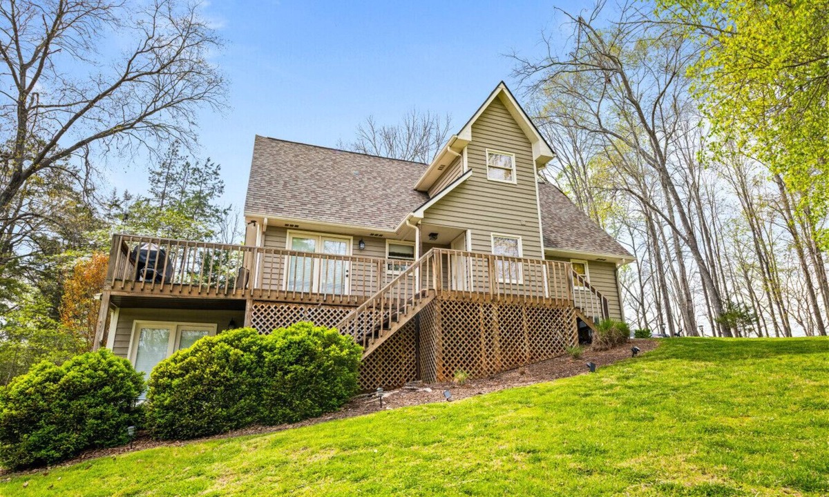 La Follette House | Cinci 5: Firepit, Pool Table, Covered Dock