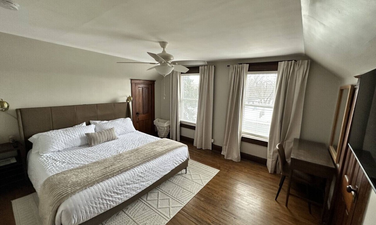 La Porte Apartment | Classic One-Bedroom apartment with King Bed