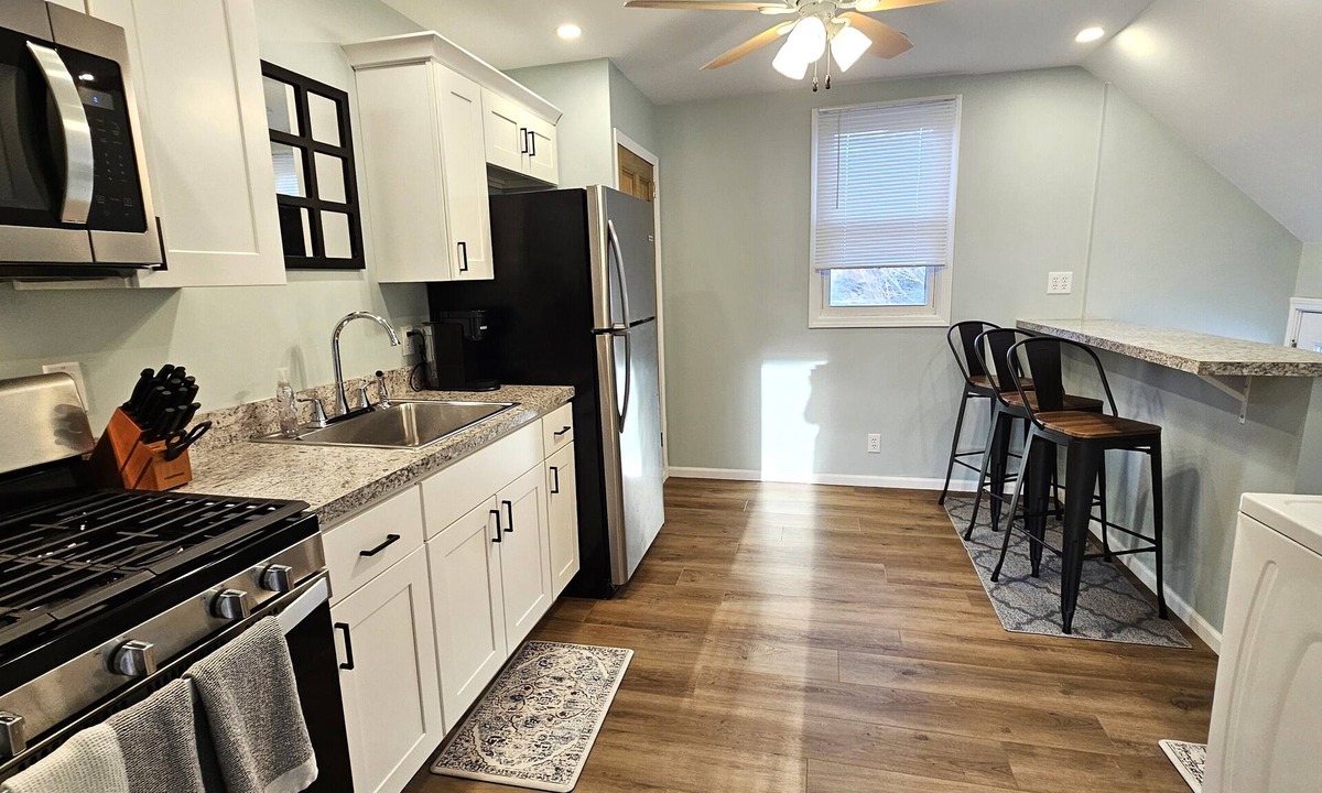 La Porte Apartment | Clean and Comfortable 2-Bedroom Apartment in Downtown LaPorte