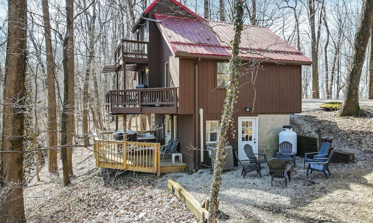 Amanda Cabin | Cliff's Edge (Hocking Hills Area)