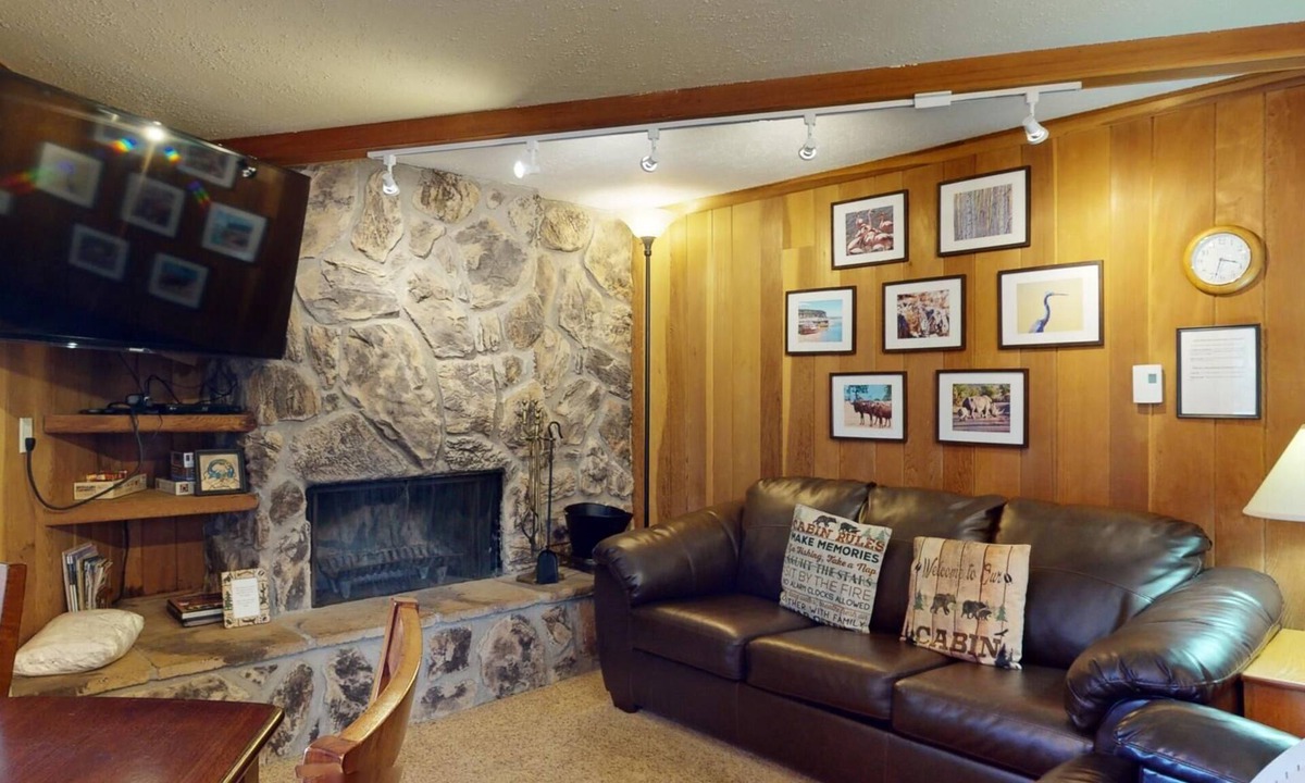 Angel Fire Condo | Close to Lifts | Fireplace | Redwood Commons A18