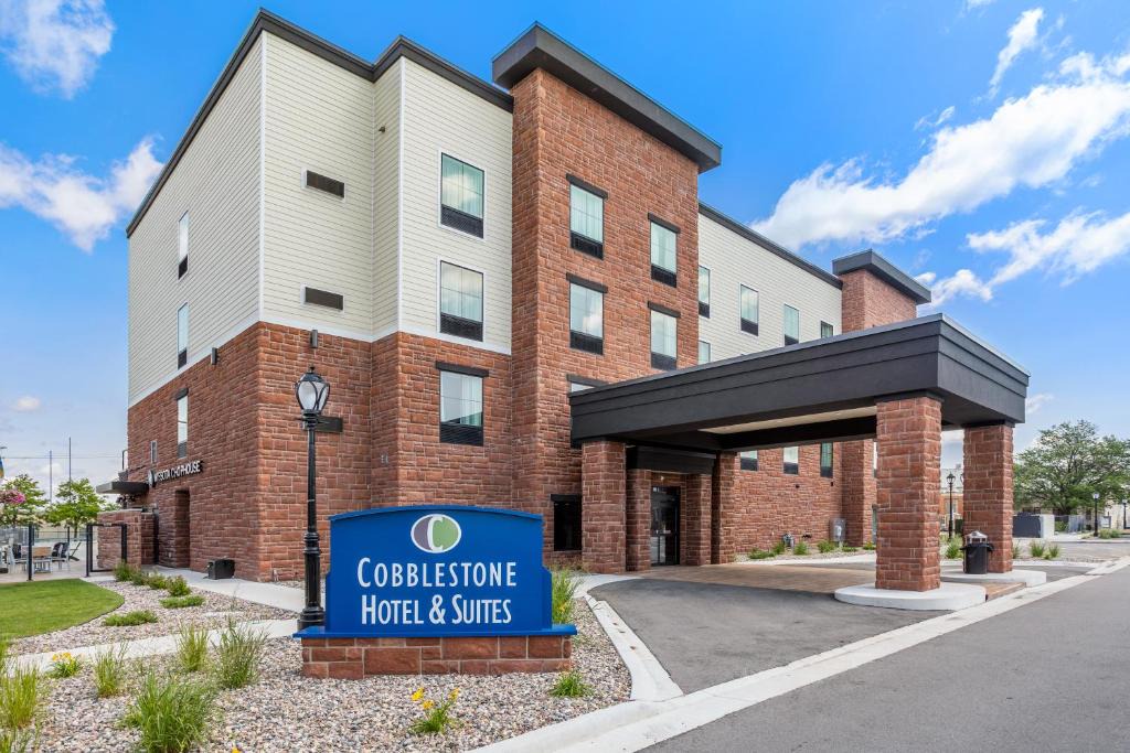 De Pere Hotel | Cobblestone Hotel & Suites - De Pere Green Bay