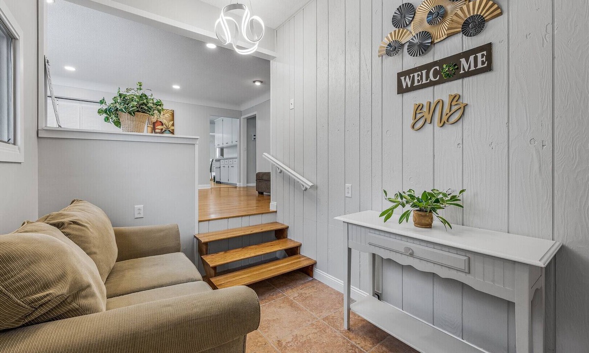 Vadnais Heights House | Comfy Homestay- Large Deck & Backyard - near St Paul