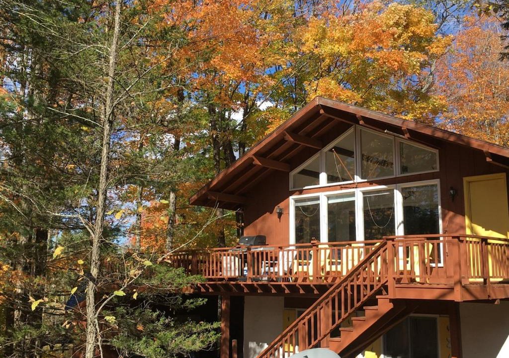 Londonderry Ski Chalet | Contemporary Magic Mountain Chalet Close to Skiing, Hiking, Fun