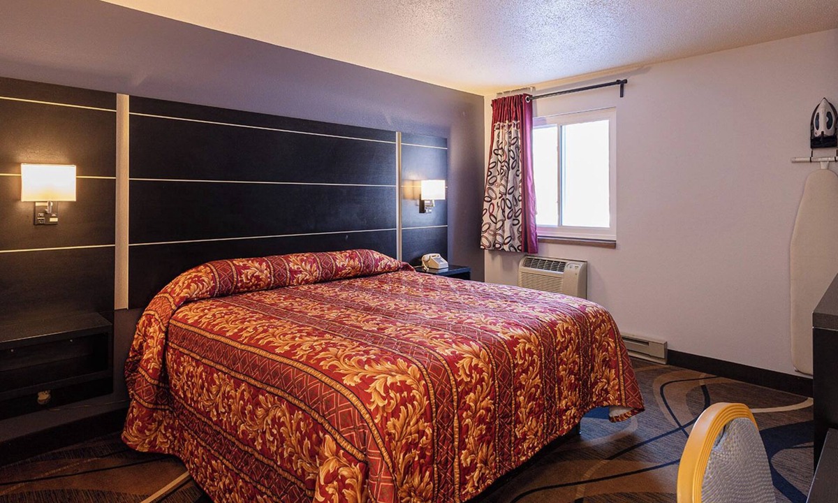 Hastings Hotel | Coratel Inn & Suites by Jasper Hastings - 1 King Bed Non Smoking