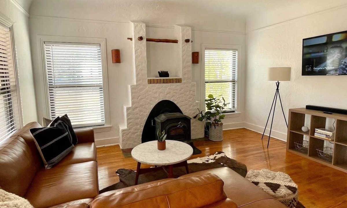 Marfa House | Courthouse Corner - Beautiful adobe, pet friendly