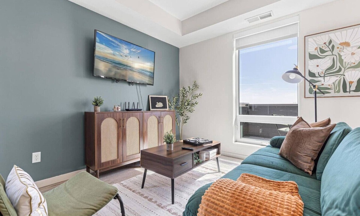 Lyn-Lake Apartment | Cozy 1BR Uptown | Fitness Center, Rooftop Lounge