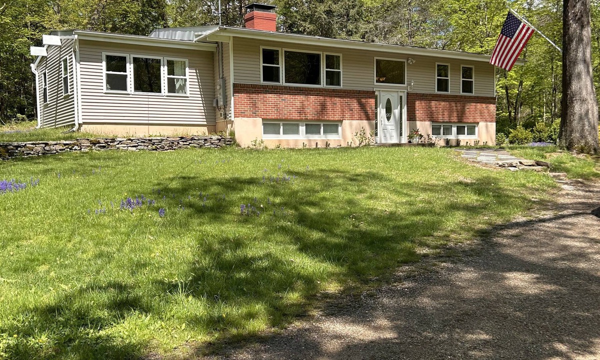 Storrs House | Cozy 3-bed 1.5 baths 1 mile from UConn campus. WiFi AC Patio Kitchen Dining room