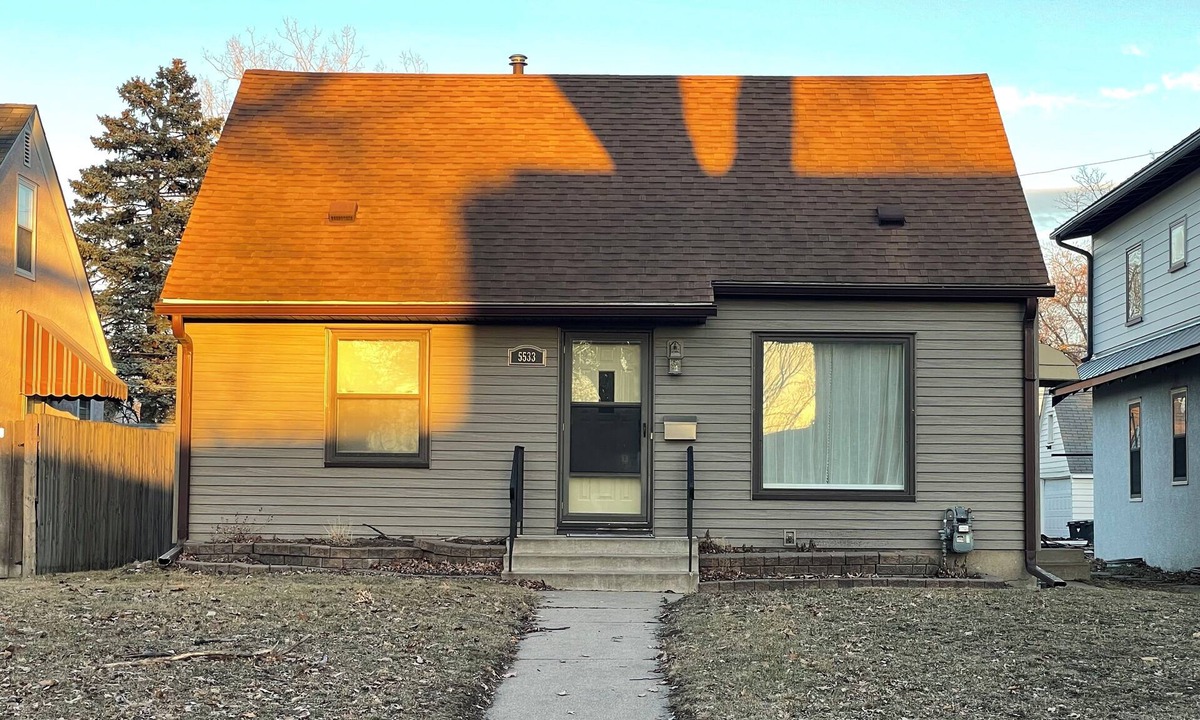 Nokomis House | Cozy 3 bedroom home near airport/Mall of America/Lake. Quiet neighborhood.