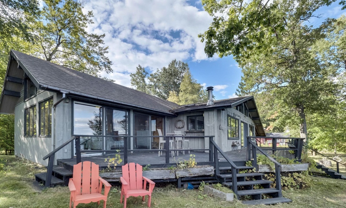 Alburg House | Cozy cabin nestled on the shores of Lake Champlain