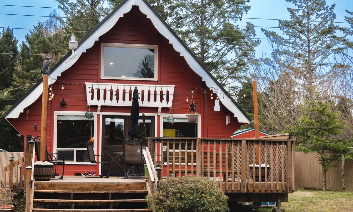 Long Beach Cabin | Cozy Cabin with 8 minute walk to the beach!