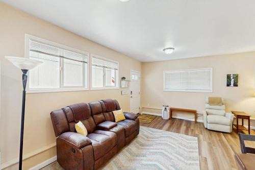 Coburg Apartment | Cozy dog-friendly studio fast WIFI AC and in-unit washer & dryer