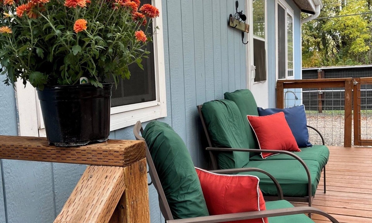 Junction City Cottage | Cozy farm cottage in horse and wine country and pet friendly!