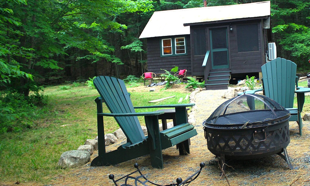 Lake Clear Cabin | Cozy four-season Adirondack Cabin —Close to Rail Trail & Lake
