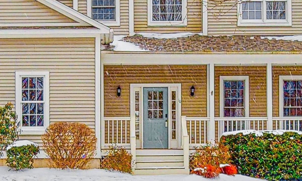 South Burlington House | Cozy home near park, deck, patio, bbq, soaking tub, TV, basketball, office, w/d