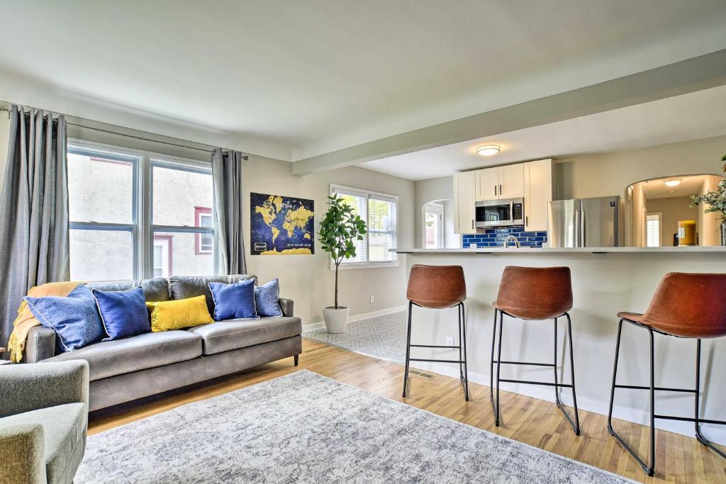 Hiawatha House | Cozy Home WiFi, Parking, 5 Mi to Dtwn Mpls!