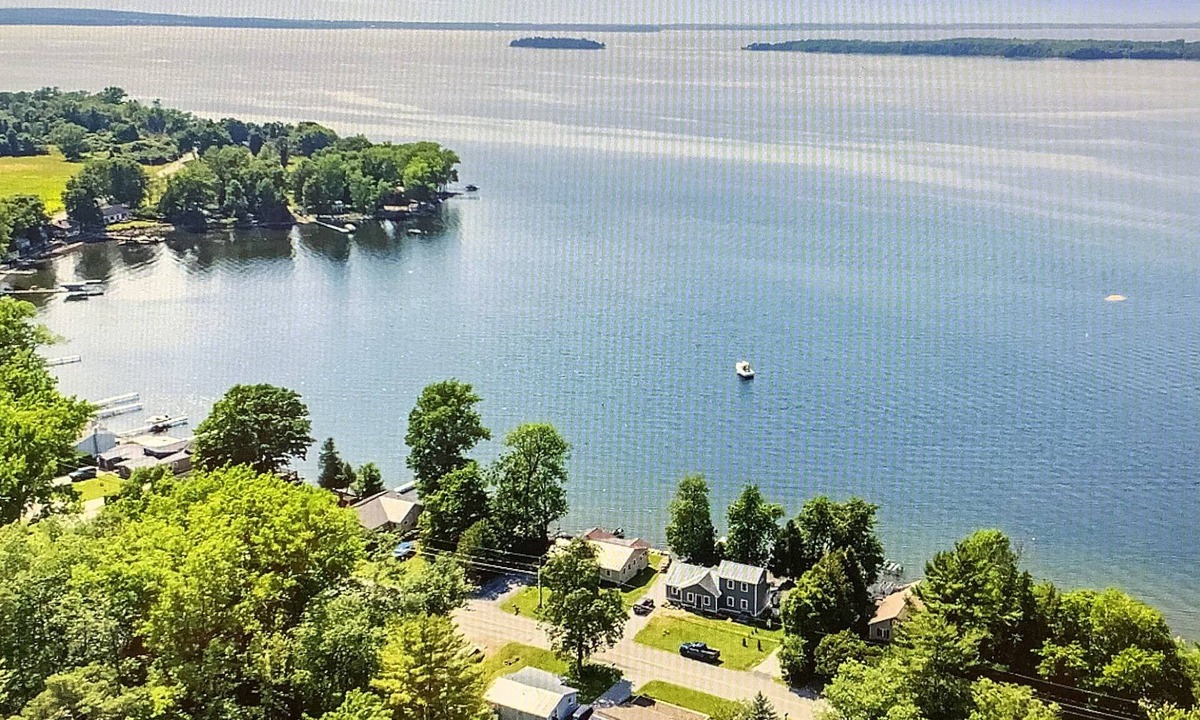 St. Albans House | Cozy house on Lake Champlain, sunsets, dog friendly, 1.5 bath, kayaks, mooring