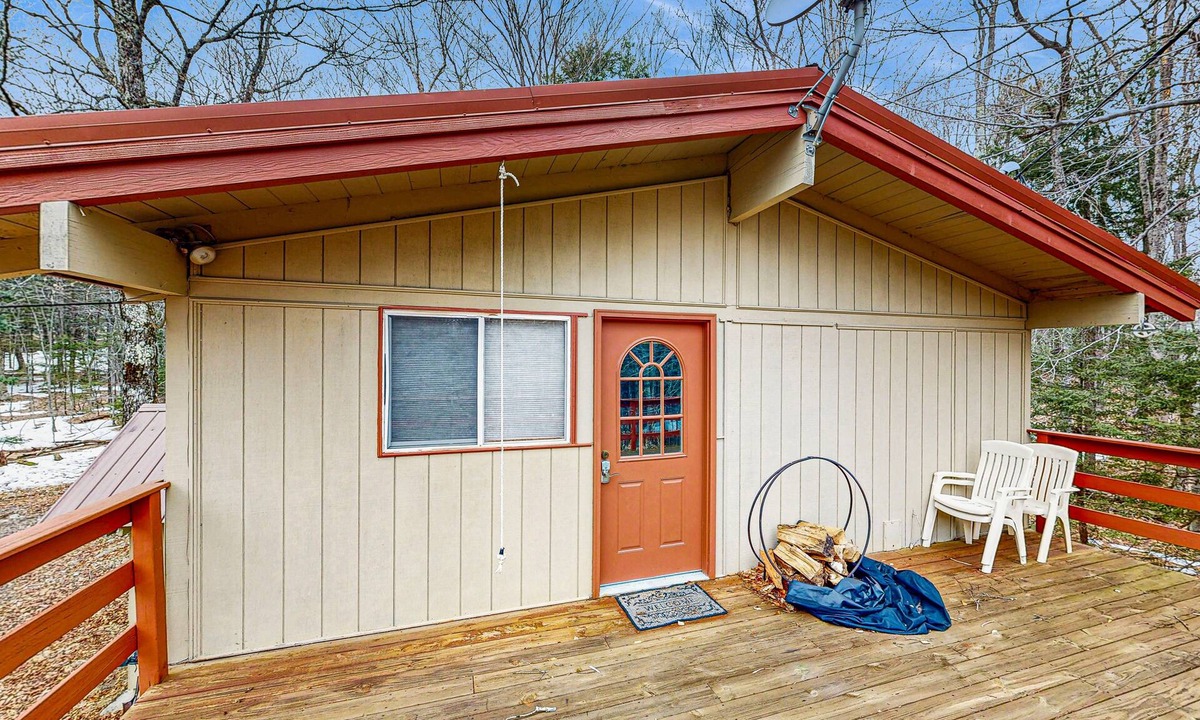 Wardsboro House | Cozy house w/clubhouse heated pool, fireplace, balcony, jacuzzi, w/d, wifi