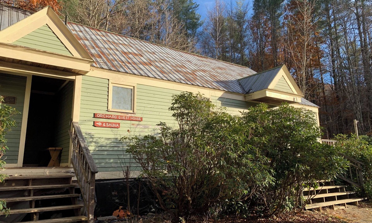 Rowe Bed & Breakfast | Cozy Retreat in the Berkshires - Cherry Room in Orchard Guest House