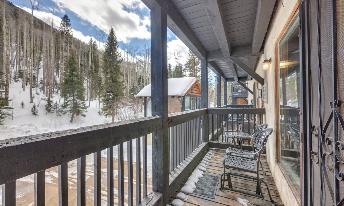 Taos Ski Valley Apartment | Cozy Streamside Studio - 2 Mi to Taos Ski Resort!