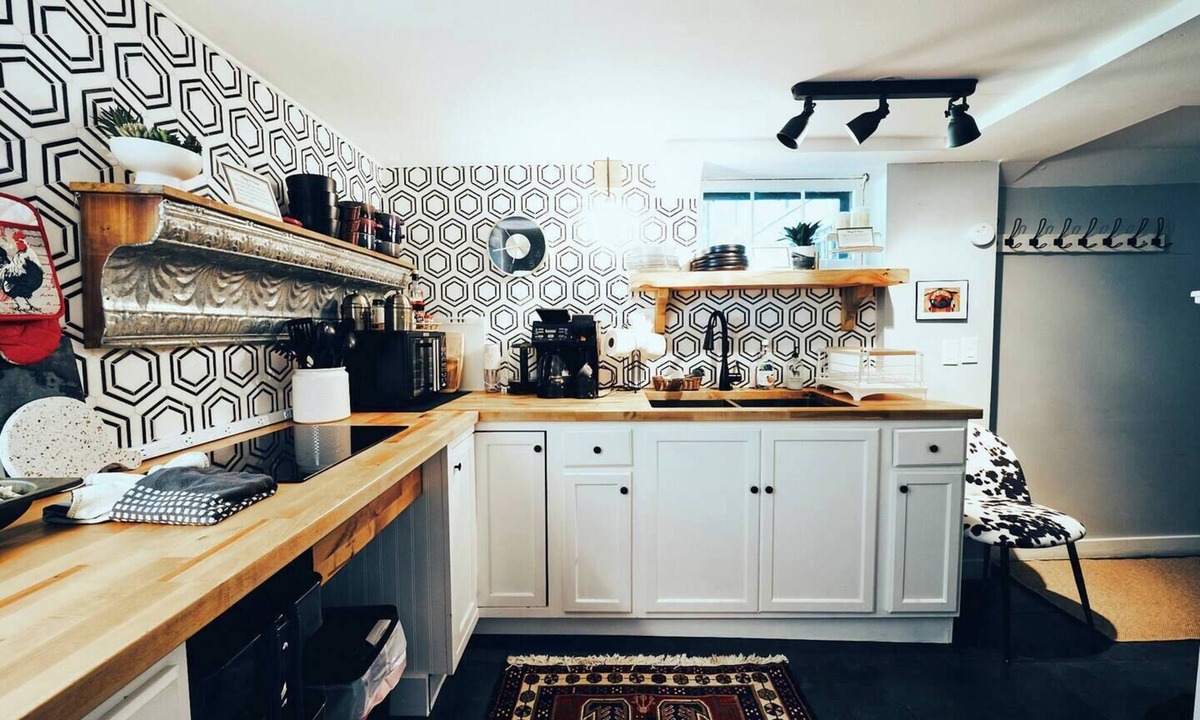 Sheridan Apartment | Cute & Cozy Lower Level Apartment in Sheridan