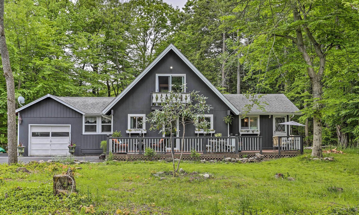 Tobyhanna Cottage | Deck + Pool Access: Welcoming Poconos Retreat
