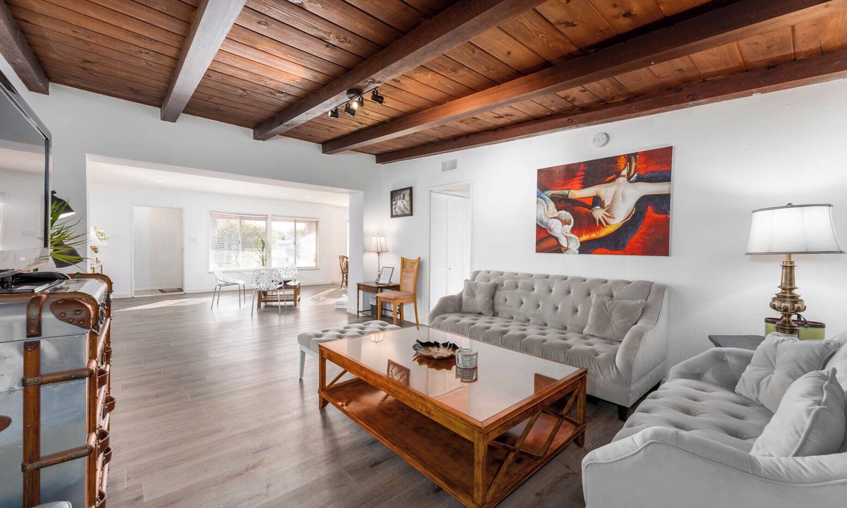 Van Nuys House | Delightful 3BR 3BTH Residence Burbank/Van Nuys Airports