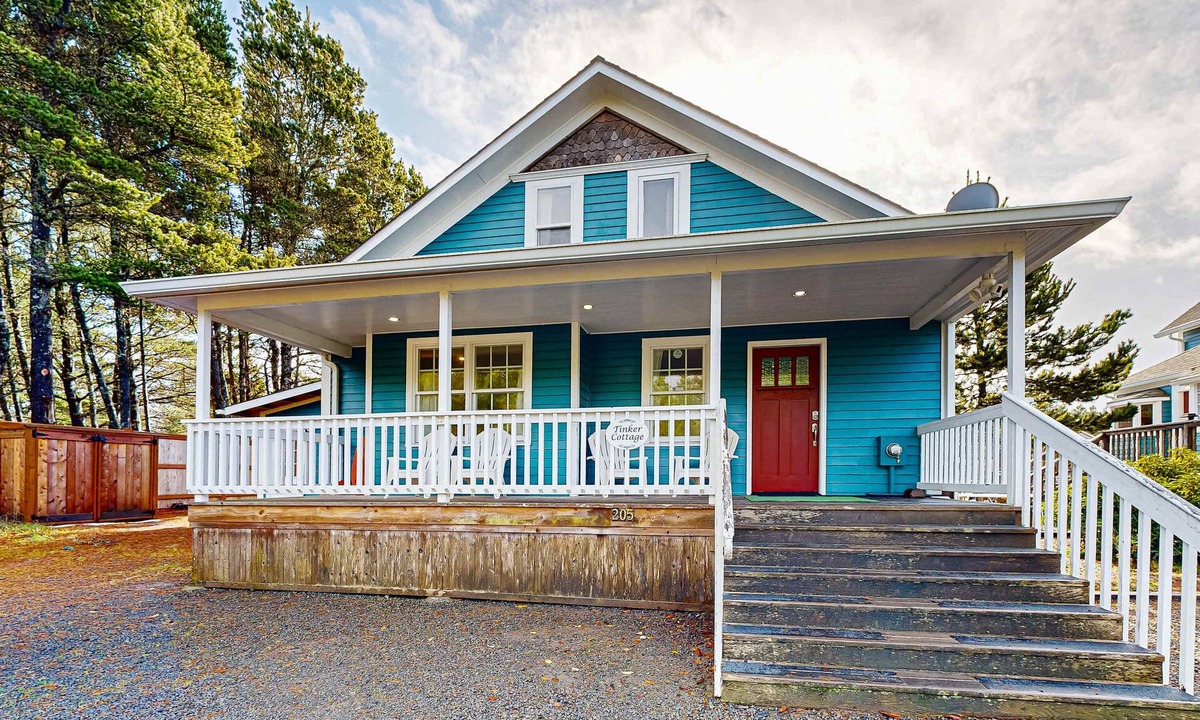 Long Beach House | Dog-friendly cottage with pool table, fast WiFi, fireplace, W/D - walk to beach
