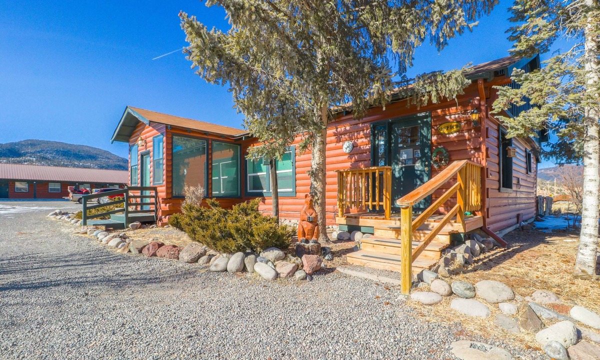 South Fork Cabin | Dog-friendly lodge cabin near dining & shopping w/shared grill & mountain views