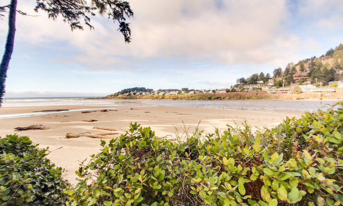 Yachats Apartment | Dog-Friendly Oceanfront Suite with Beautiful Views, Free WiFi, and Cheery Decor
