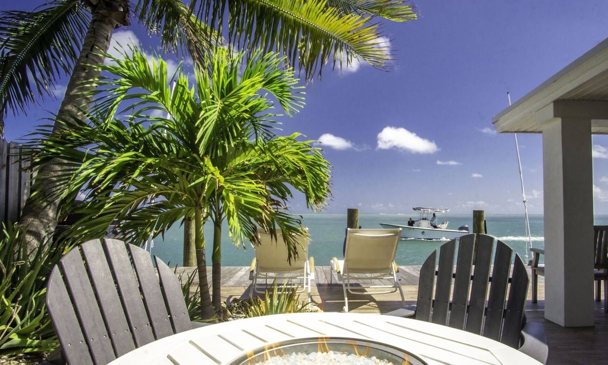 Little Venice House | Dolfan Oceanfront Cottage Direct oceanfront with 50 ft of dockage and jacuzzi