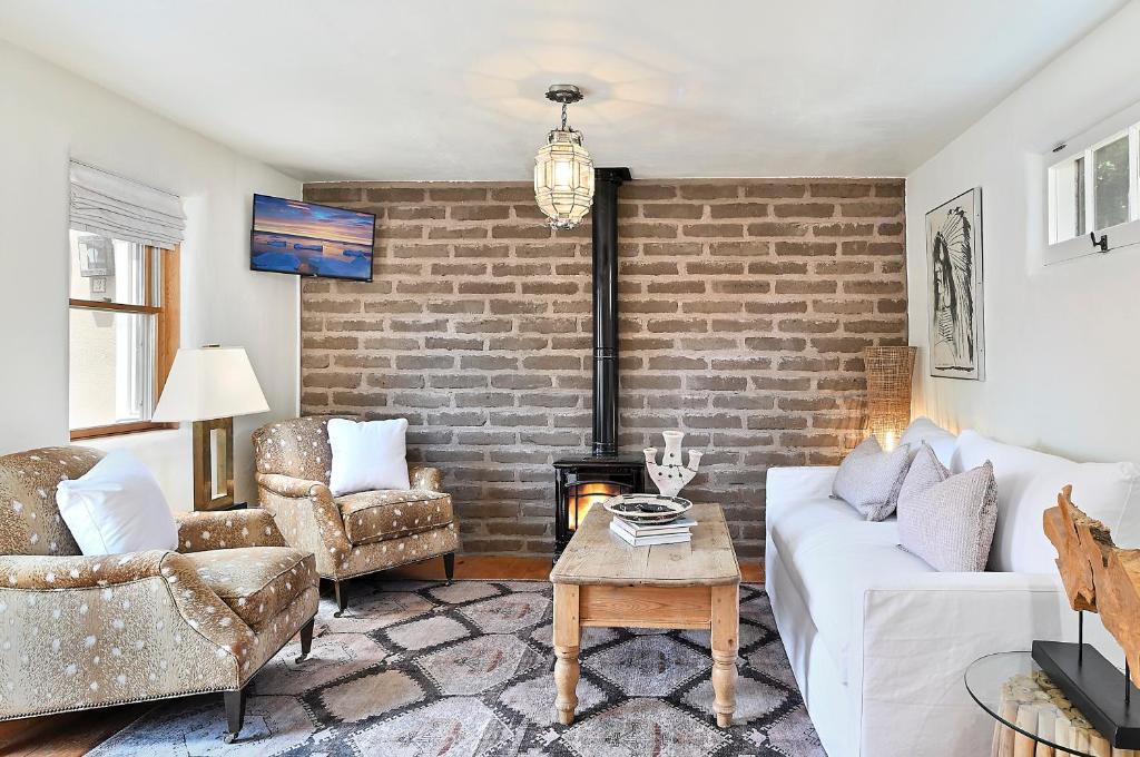 Downtown Santa Fe House | Dos Hermanas Casita 2 Downtown Courtyard