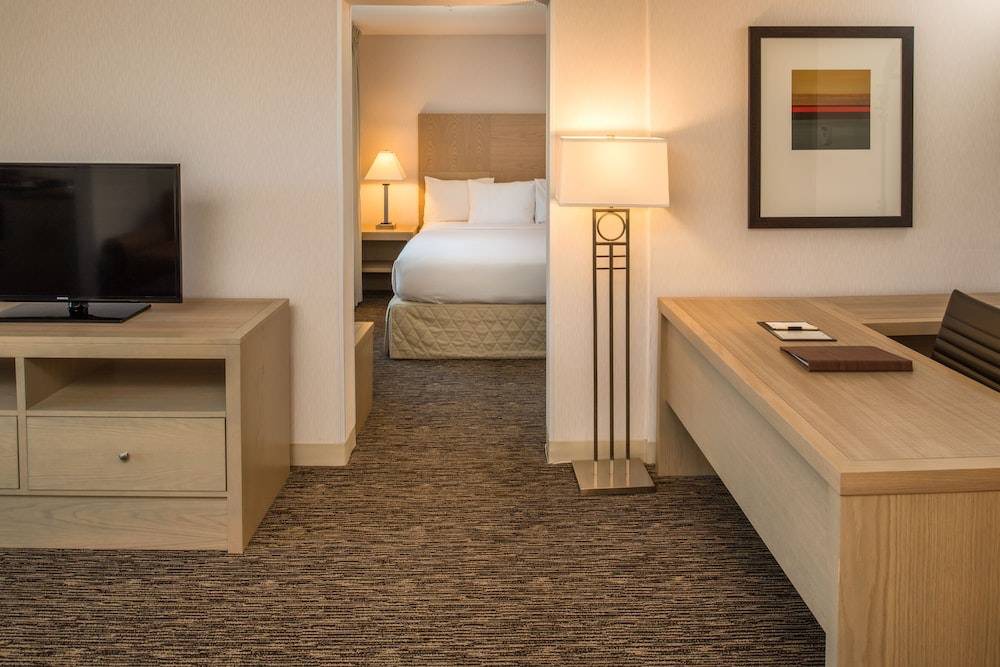 Old Bend Hotel | DoubleTree by Hilton Hotel Bend 1 King Bed Junior Suite