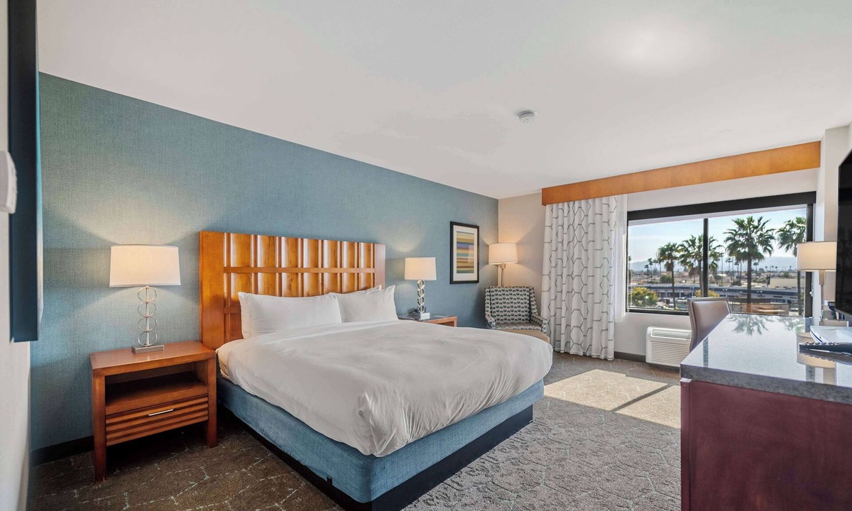 Harbor Hotel | DoubleTree by Hilton Carson
