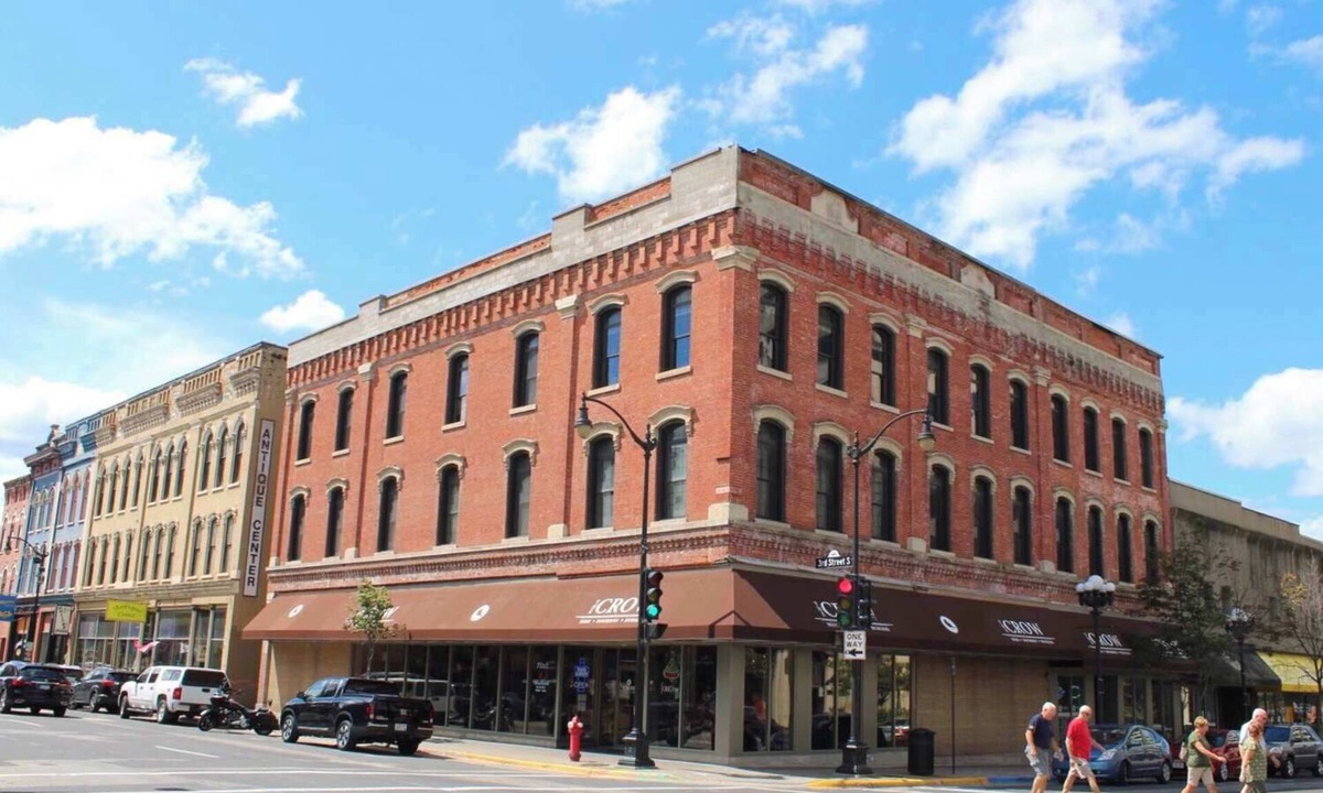 Historic Downtown La Crosse Apartment | Downtown La Crosse 3-Bedroom Retreat
