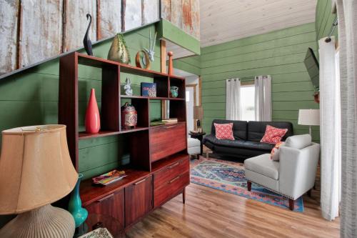 Somerset House | Downtown Modern Arts District Loft with Boat Parking