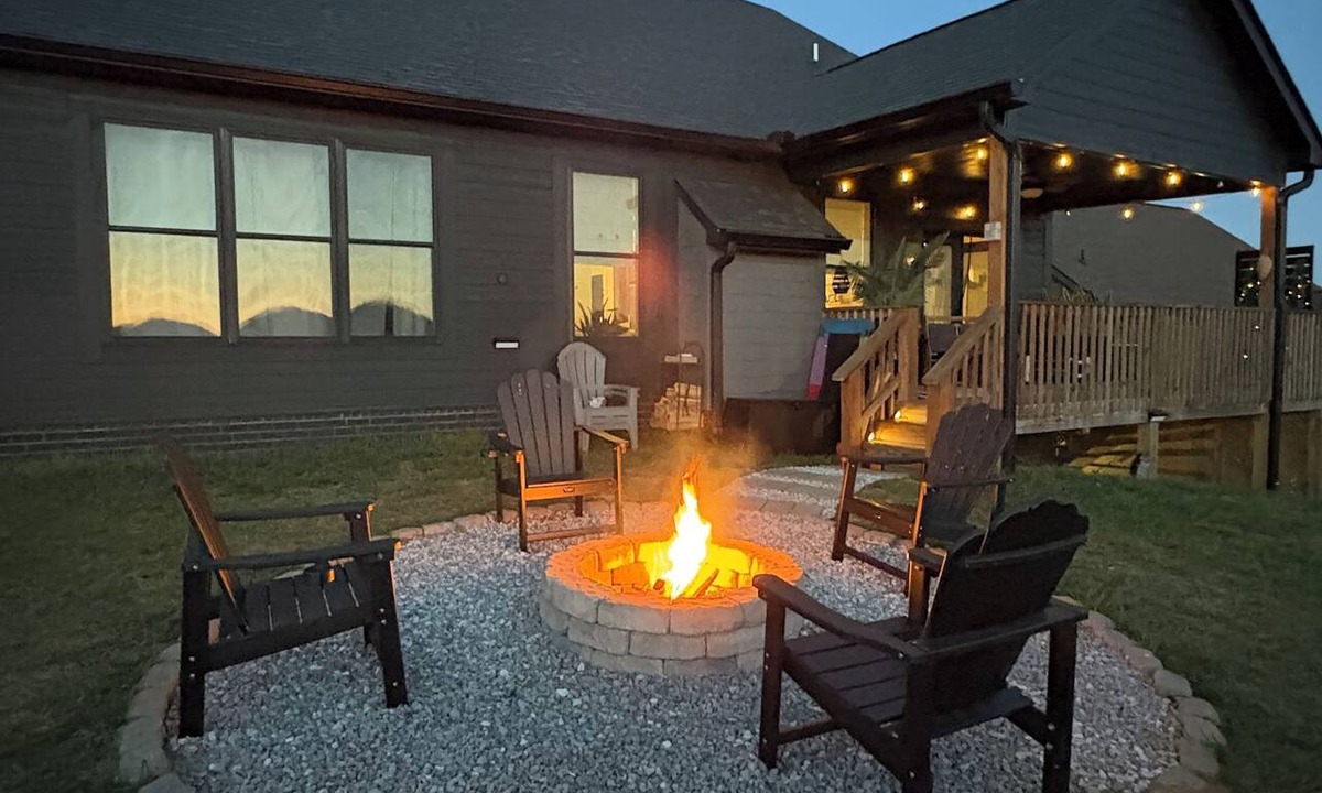 Morristown House | East TN home with lake views & 2 kitchens