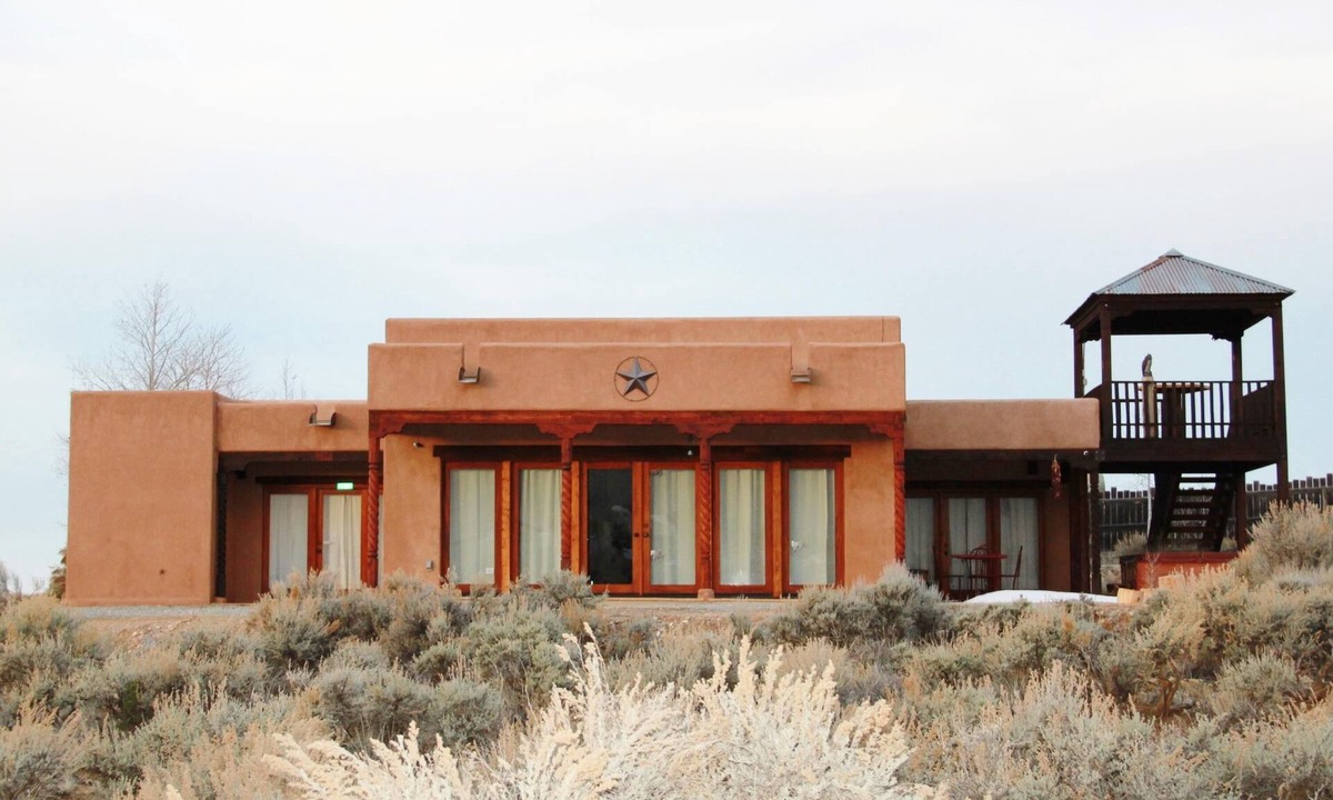 El Prado House | Eastern Star Retreat - Open Plan, well-appointed home with mountain views.