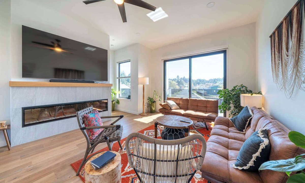 Waldport House | Eclectic Boho Townhome, Hot Tub, Waldport