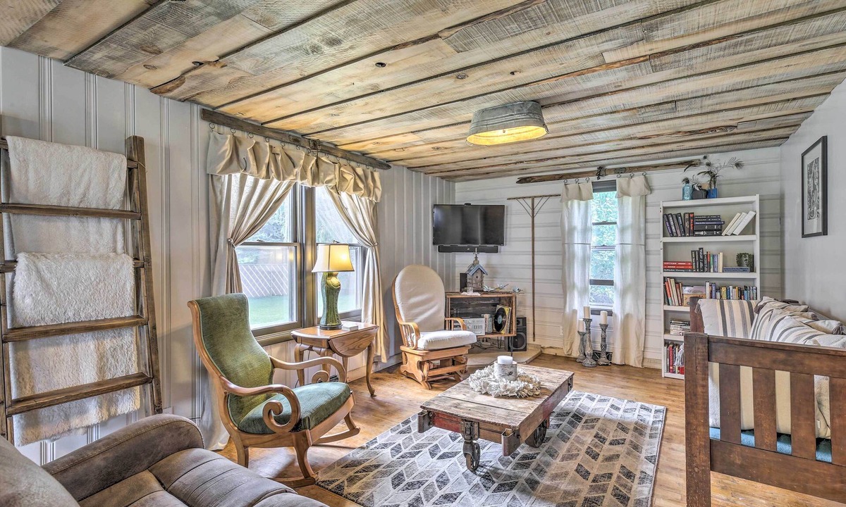 Ladysmith House | Eclectic Ladysmith Hideaway: Hike and Hunt!