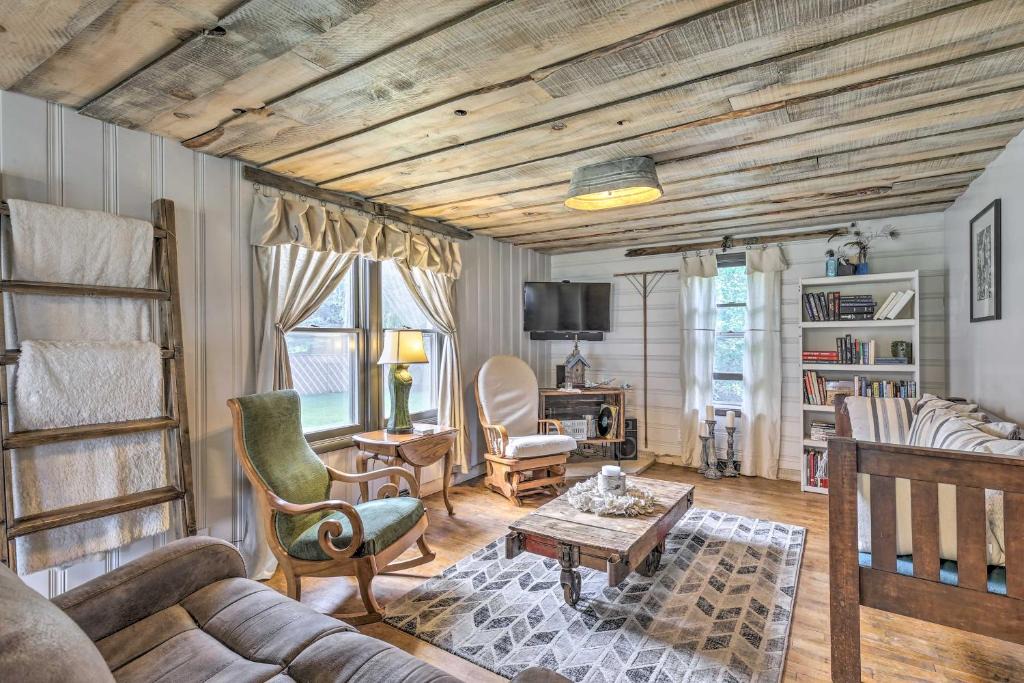 Ladysmith House | Eclectic Ladysmith Hideaway Hike and Hunt!